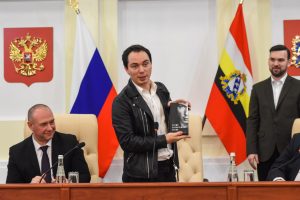 В Курской областной Думе в День Героев Отечества прошла встреча с Родионом Газмановым