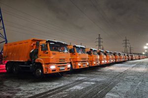 В Курске и области снег расчищали московские уборочные машины