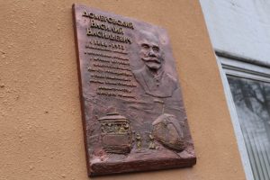 В Курске появилась памятная доска человеку, который дважды спас городской трамвай