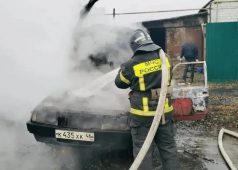 Во Льгове пожарные потушили горевший легковой автомобиль