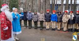 В Курске полицейский Дед Мороз провёл для школьников урок безопасности в кадетском лагере