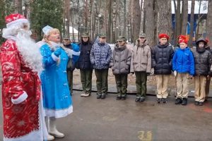 В Курске полицейский Дед Мороз провёл для школьников урок безопасности в кадетском лагере
