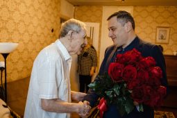 Губернатор Курской области поздравил с наступающим Новым годом ветерана Михаила Жакова