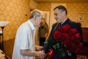 Губернатор Курской области поздравил с наступающим Новым годом ветерана Михаила Жакова