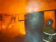 В селе Рышково Курской области сгорел деревянный дом и три пристройки