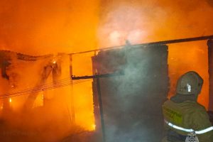 В селе Рышково Курской области сгорел деревянный дом и три пристройки