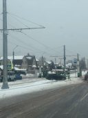 В Курске на улице Фрунзе машина вылетела на трамвайные рельсы