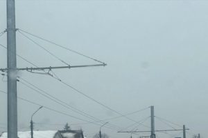 В Курске на улице Фрунзе машина вылетела на трамвайные рельсы