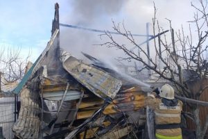 В Медвенском районе Курской области полностью сгорела деревенская баня