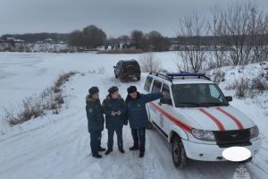 Курские спасатели проверили ледовую обстановку на реке Сейм