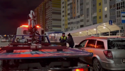 В Курске эвакуируют машины, стоящие под запрещающими знаками