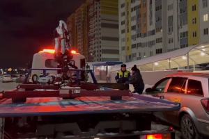 В Курске эвакуируют машины, стоящие под запрещающими знаками