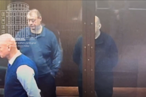 Суд оставил под арестом экс-губернатора Курской области и его заместителя