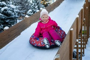 У школы №59 в Курске открыли новую тюбинговую горку