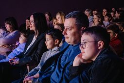 Александр Хинштейн с семьёй посетил сказочный спектакль «Снежный цветок» в Курском театре кукол