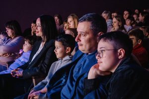 Александр Хинштейн с семьёй посетил сказочный спектакль «Снежный цветок» в Курском театре кукол