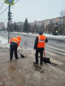 Коммунальщики Курска начали очистку ливневок из-за «поплывших» дорог
