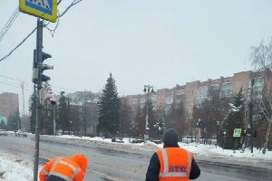 Коммунальщики Курска начали очистку ливневок из-за «поплывших» дорог