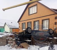 В Курской области автомобиль влетел в палисадник частного дома