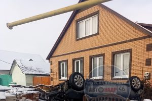 В Курской области автомобиль влетел в палисадник частного дома