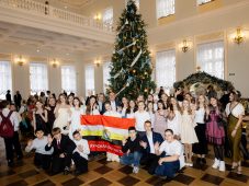 Курские дети побывали на благотворительном новогоднем балу в московском Доме Пашкова