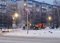 В Курске ночью на оживлённом перекрёстке обрушился канализационный колодец