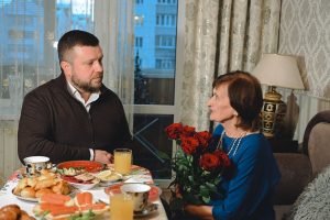 Евгений Лобов навестил курянку Антонину Забалуеву в годовщину снятия блокады Ленинграда