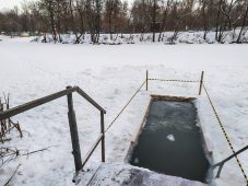 Курянам напомнили правила безопасного купания на Крещение