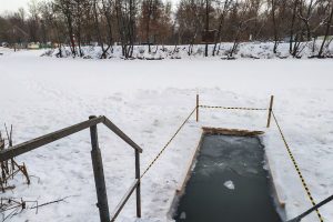 Курянам напомнили правила безопасного купания на Крещение