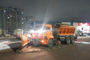 В Курске 74 единицы техники расчищают дороги и тротуары от снега