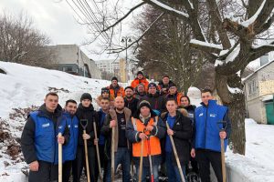 Мэр Курска вместе с активистами и общественниками расчистил лестницу на Мирной