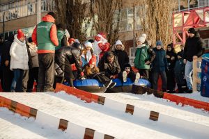 Александр Хинштейн вместе со старшим сыном опробовал тюбинговую трассу в Курске