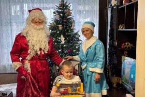 9-летний курянин впервые увидел Деда Мороза благодаря новогодней акции полицейских