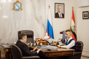 Александр Хинштейн встретился с  автором  новогодней открытки о Курске