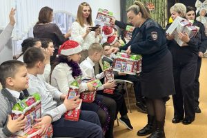 Курские стражи порядка поздравили воспитанников школы-интерната