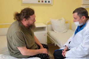 Раненого протоиерея Шестопалова транспортируют из Курской области в Москву