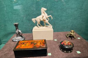 В Курске открылась выставка «Все мы немножко лошади»