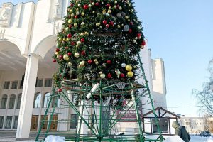 В Курске разбирают новогодние украшения