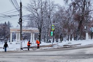 В Курске 72 специалиста убирают снег