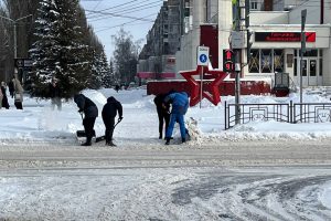 В Курске чиновники, общественники и сотрудники разных организаций вышли на расчистку снега