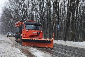 В Курске снег убирают 67 единиц спецтехники
