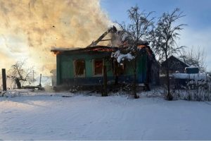В селе Гнань Курской области сгорел деревянный дом
