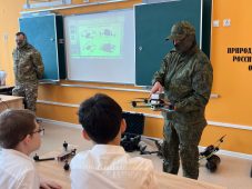 Курских школьников начали обучать управлению БПЛА