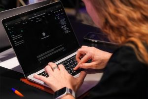 Находка для шпиона:  как сотрудники российских компаний сдают секреты нейросетям