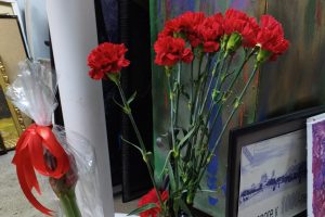 Куряне несут цветы в галерею «АЯ» Олега Радина