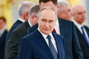 Президент Владимир Путин поздравил россиян с Днём защитника Отечества