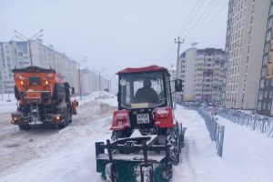 В Курске на борьбу со снегопадом вывели 73 единицы специальной техники