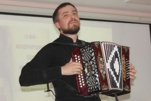 Молитвы и музыка спасают