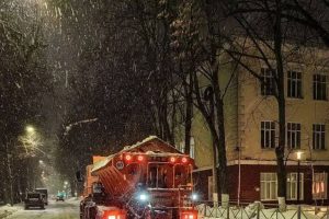 В Курске усиленно убирают снег