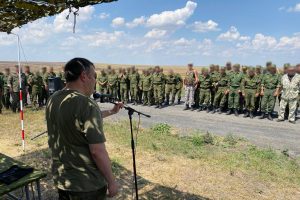 Губернатор Александр Хинштейн поздравил курских защитников Отечества